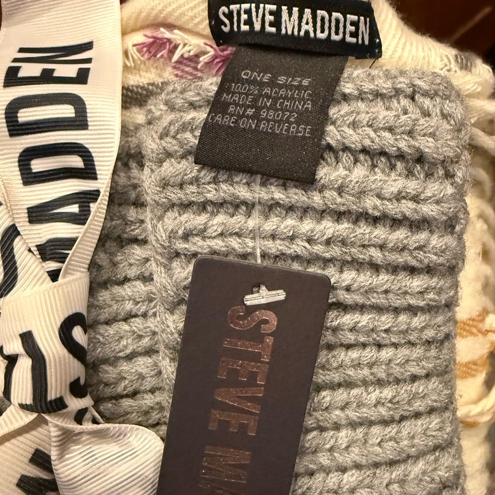 Steve Madden Hat and Plaid Scarf set - Picture 4 of 6